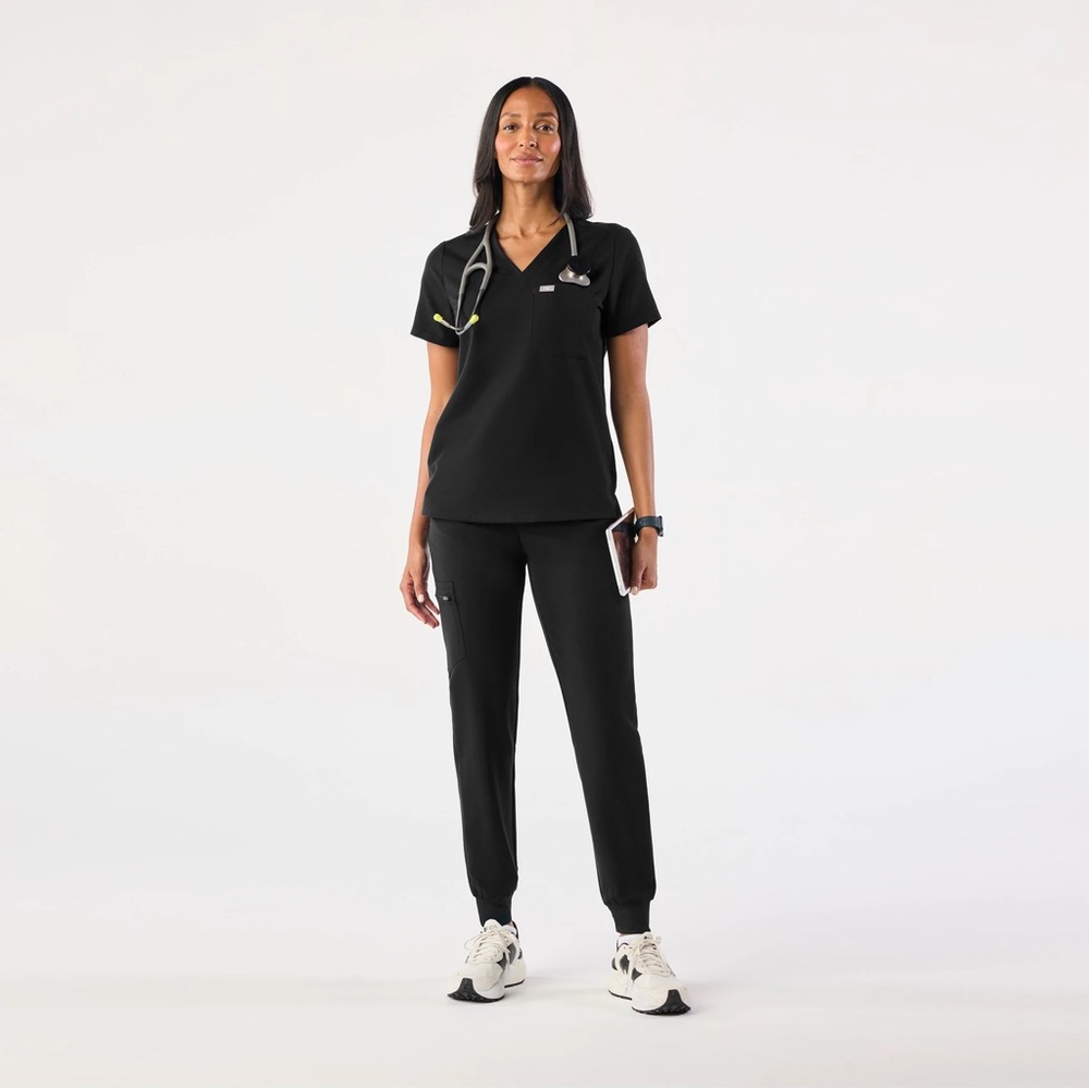 Figs Catarina One-Pocket Scrub Top in black